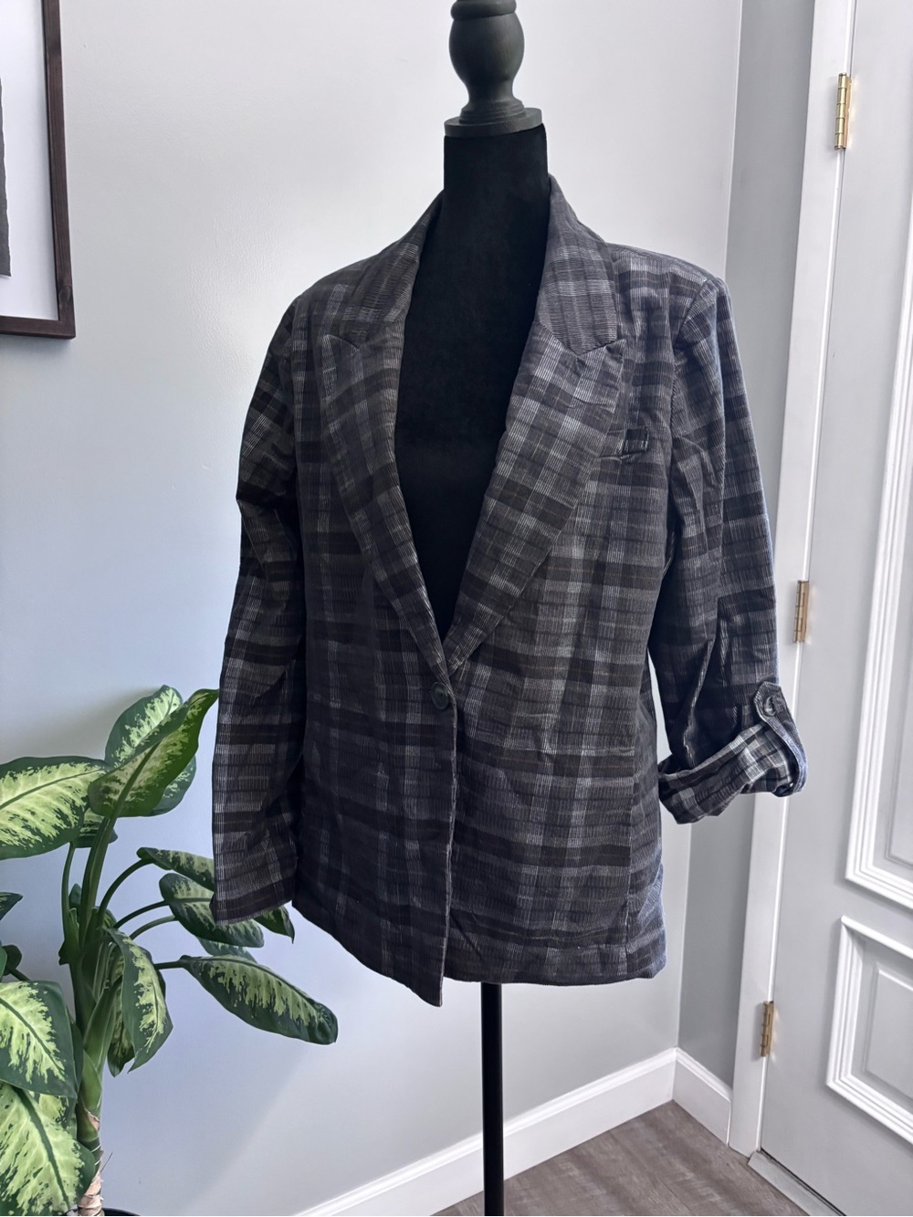 Democracy women’s Charcoal Gray Plaid Single-Button Blazer